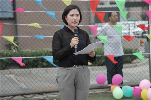 24.盛辉老师宣读比赛成绩及获奖情况