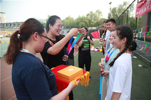 25.双百平任老师为获奖个人颁奖