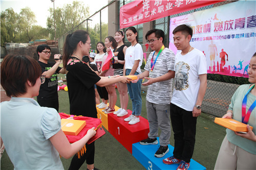 26.双百平任老师为获奖个人颁奖