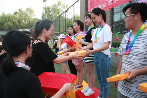 27.双百平任老师为获奖个人颁奖