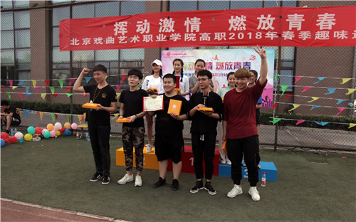 30.舞蹈系、曲艺系组合代表队获拔河比赛第二名