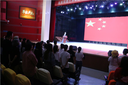 2.全体师生奏唱国歌