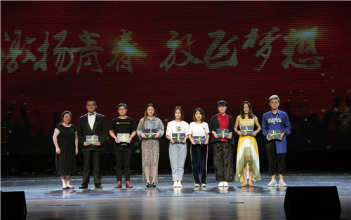 7.副院长黄珊珊为毕业生代表颁发毕业证书并合影