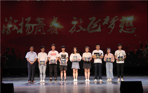 8.副院长黄平为毕业生代表颁发毕业证书并合影