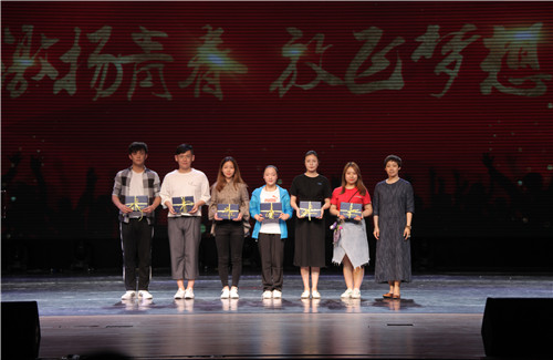 9.副院长吴蕾为毕业生代表颁发毕业证书并合影