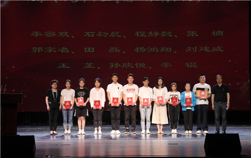 10.院长刘侗、党委副书记毕兆炜为优秀毕业生颁发证书1