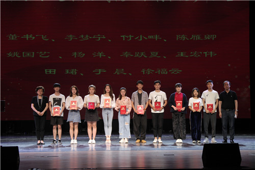 11.院长刘侗、党委副书记毕兆炜为优秀毕业生颁发证书2