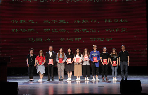 12.院长刘侗、党委副书记毕兆炜为优秀毕业生颁发证书3