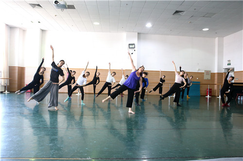 5JANET LILLY亲自为学生教授现代舞基训课