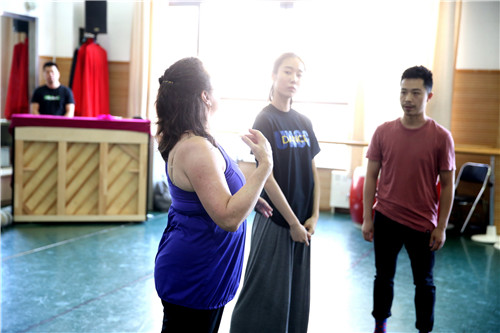 6北戏舞蹈系教师同JANET LILLY教授展开热烈讨论