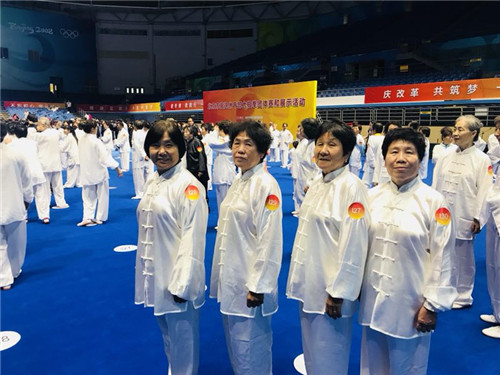 参加展演的老干部1