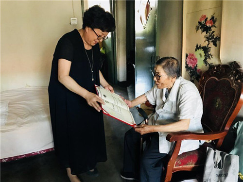 1.毕书记给离休干部发证书