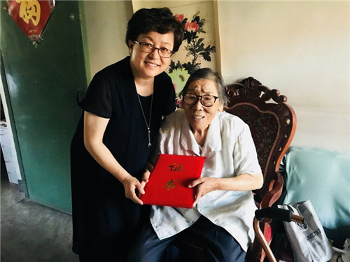 2.毕书记与离休老干部郭大影合影