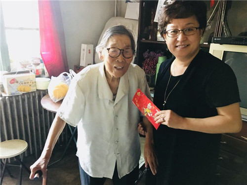 3.毕书记接受捐款