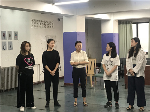 陆璐老师给同学们讲解教育戏剧的基本概念