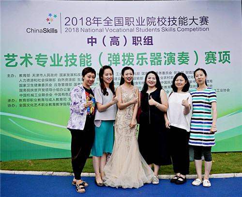 5副院长吴蕾与我院获奖选手及指导教师合影