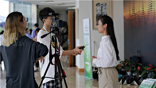 7记者采访我院获奖选手