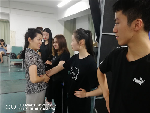 1王瑶老师指导学生如何发声