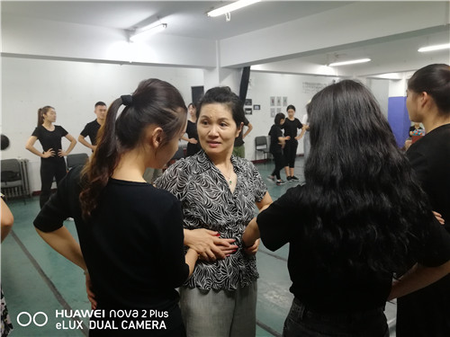 2王瑶老师指导学生感受发声