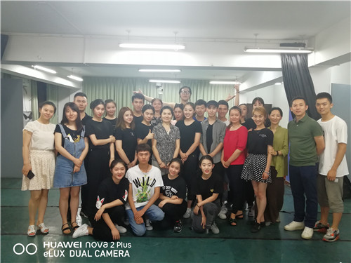 5王瑶老师与戏剧影视表演系师生合影