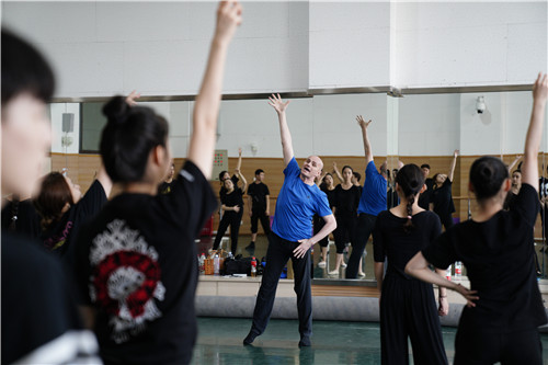 2亚采克•鲁明斯基老师为同学们进行动作示范