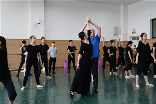 1亚采克，鲁明斯基老师手把手指导学生