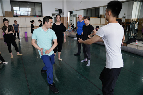 4戏剧影视表演系师生共同体验身体动作