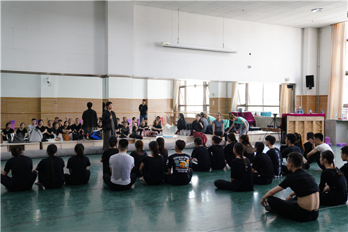 5吴蕾副院长与学生们课后总结讨论