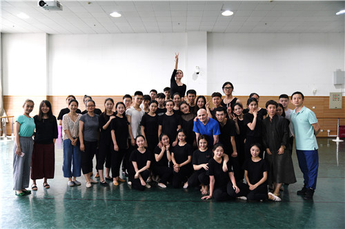 6亚采克•鲁明斯基老师与戏剧影视表演系师生合影