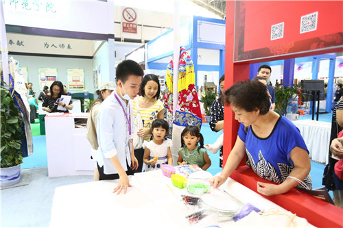 6.1游客们对我院展出的物品表现出浓厚兴趣