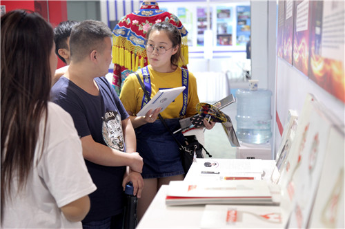 6游客们对我院展出的物品表现出浓厚兴趣