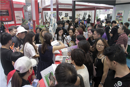 8展位前火爆的场面