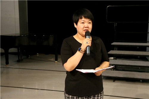 2院办主任兼培训部主任王静主持结业仪式