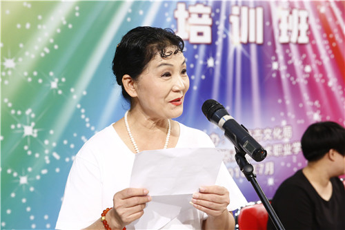 15学员代表胡香玲发言