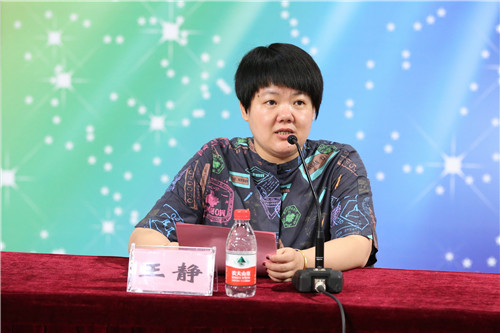 1北戏院办主任兼培训部主任王静主持开班仪式