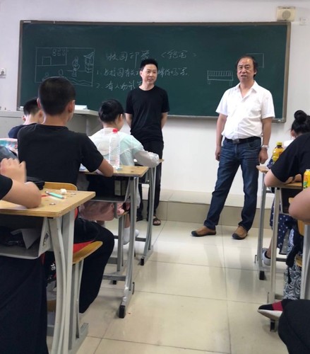 3刘侗院长检查文化课堂鼓励中专新生
