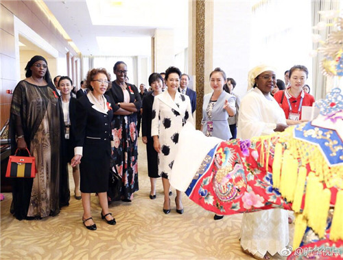 1彭丽媛和非洲国家首脑夫人们观看我院京剧展示
