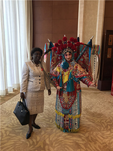 4 非洲国家首脑夫人和我院演员合影