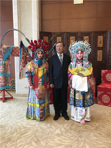 6北京市文化局局长陈冬和我院演员合影