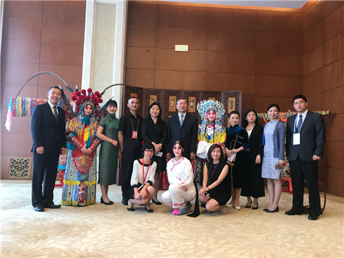 5北京市文化局局长陈冬和我院京剧系师生合影