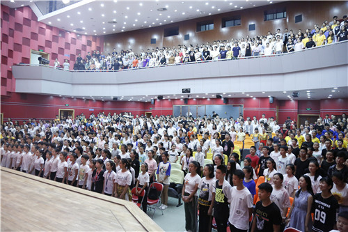 1.中专全体学生起立唱国歌