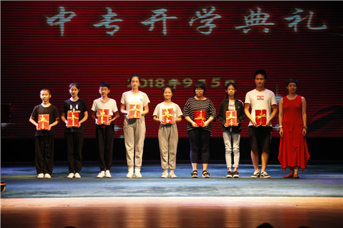 3.2副院长吴蕾与获得“进步奖”学生代表合影