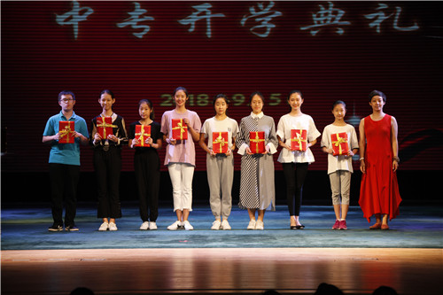 3.3副院长吴蕾与获得“文化优胜奖”学生代表合影
