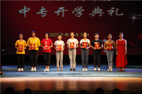 3.4副院长吴蕾与获得“专业优胜奖”学生代表合影