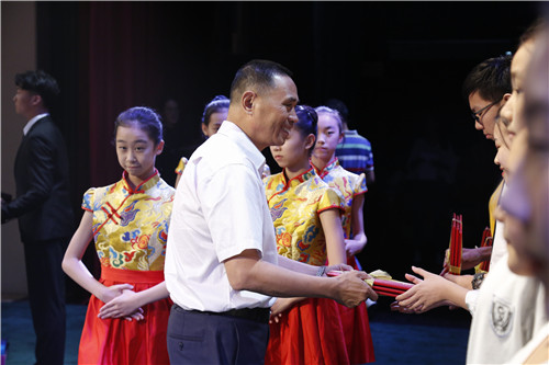 3.5副院长黄平为获奖学生代表颁发荣誉证书