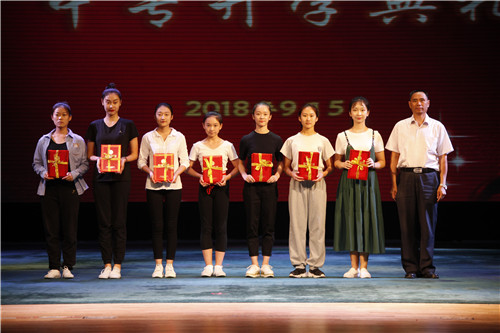 3.6副院长黄平与获得“优秀团干部”学生代表合影