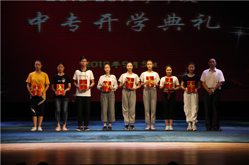 3.7副院长黄平与获得“优秀团员”学生代表合影