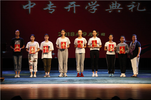 3.9副院长黄珊珊与获得“优秀学生干部”学生代表合影