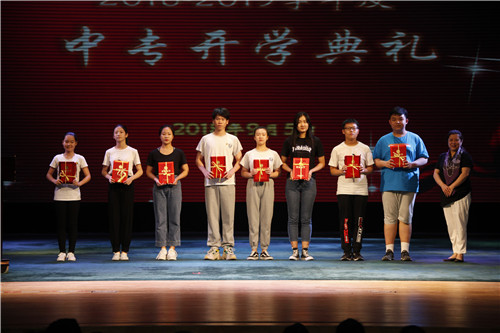 3.10副院长黄珊珊与获得“优秀学生”学生代表合影