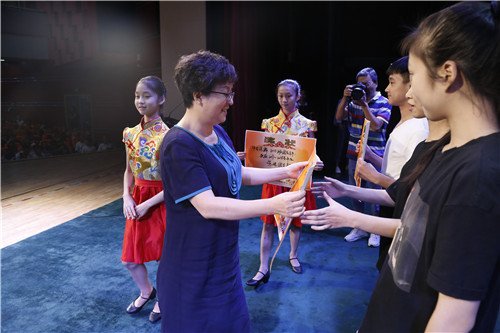 3.11党委副书记毕兆炜为荣获获奖代表颁发荣誉证书